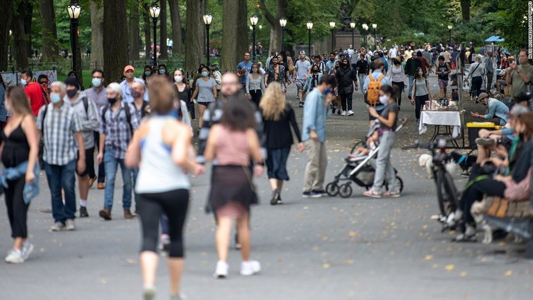 公園の通りを行き交う人々＝９月２６日、米ニューヨーク市のセントラルパーク/Alexi Rosenfeld/Getty Images